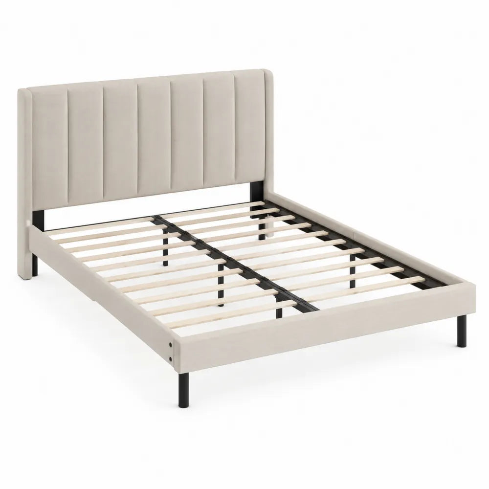 Letto matrimoniale imbottito in tessuto poliestere beige con testiera a pannelli verticali e rete a doghe struttura in MDF e acciaio